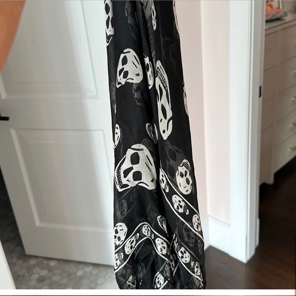 Skull Scarf Alexander McQueen"VIBE"plus Haven't found the purse to put this on! - Picture 11 of 13